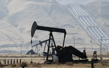 Petrol piyasasında jeopolitik risk primi düşüyor: Brent 90 doların altına geriledi