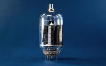 460 vakum tüpü kullanılarak çalışan 8-bit bilgisayar yapıldı 460 vakum tüpü kullanılarak çalışan 8-bit bilgisayar yapıldı