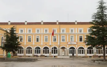 Edirne'de 133 yıllık tarihi binada eğitim: Öğrenciler geleceğe hazırlanıyor Edirne'de 133 yıllık tarihi binada eğitim: Öğrenciler geleceğe hazırlanıyor