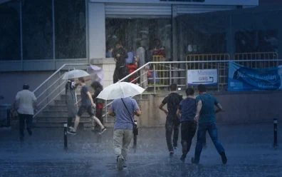 Bunaltıcı sıcaklara hafta sonu molası: Balkanlar'dan gelen yağışlı hava etkili olacak Bunaltıcı sıcaklara hafta sonu molası: Balkanlar'dan gelen yağışlı hava etkili olacak