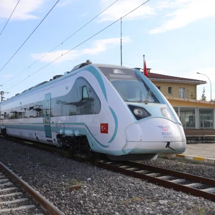 Yolculardan tam not aldı: Milli Elektrikli Tren Halkalı-Uzunköprü hattında ilk seferine çıktı