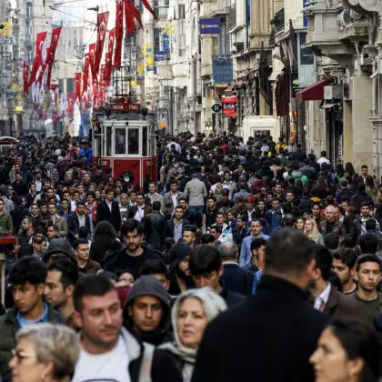 Türkiye’de ortalama yaşam süresi yükseldi! TÜİK açıkladı: Kadınlar erkekleri 5 yıl geçti