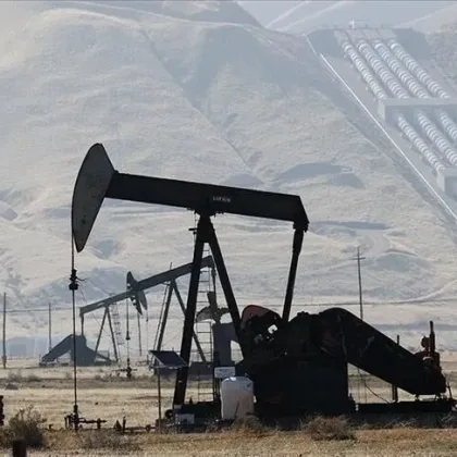 Petrol piyasasında jeopolitik risk primi düşüyor: Brent 90 doların altına geriledi