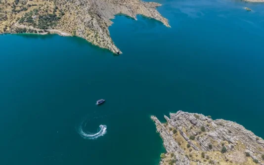 Çevre dostu tekne ile 4 ilin güzelliklerini keşfedebilirsiniz