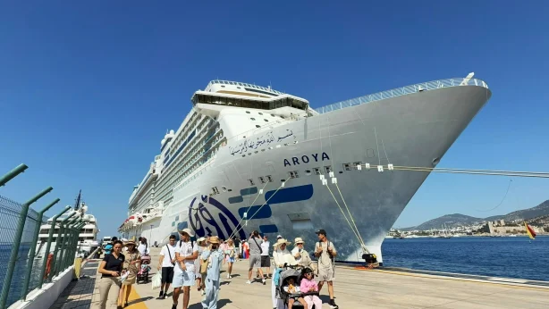 Turizmde kruvaziyer hareketliliği! Aroya kruvaziyer gemisi Bodrum'a 1532 turistle geldi!
