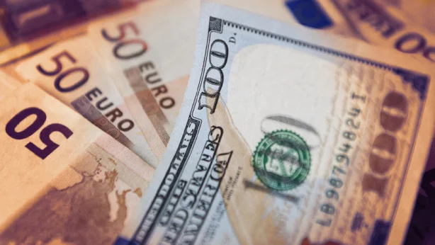 Euro/dolarda yeni tahmin: Hedef fiyat aşağı çekildi Euro/dolarda yeni tahmin: Hedef fiyat aşağı çekildi