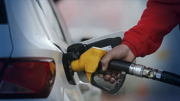 Motorin litre fiyatına zam geldi! Akaryakıtta tabelalar değişti: İşte İstanbul, Ankara, İzmir güncel benzin motorin fiyatları