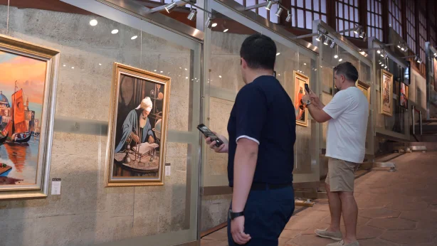 Duygularını renklerle tuvale işliyor Duygularını renklerle tuvale işliyor