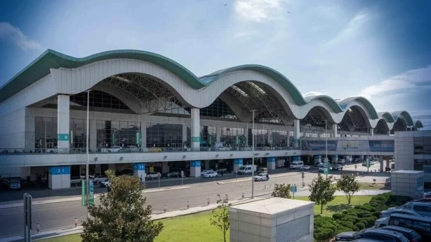 Yılın ilk yarısında yolcu sayısı yüzde 7,1 arttı: Sabiha Gökçen Havalimanı 23,6 milyon yolcuya hizmet verdi Yılın ilk yarısında yolcu sayısı yüzde 7,1 arttı: Sabiha Gökçen Havalimanı 23,6 milyon yolcuya hizmet verdi