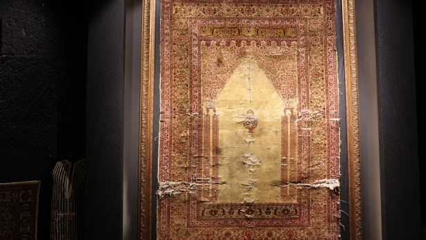 Osmanlı'dan kalan 300 yıllık saf ipek halı Kapadokya'da sergileniyor