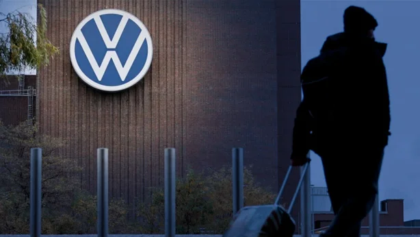 Volkswagen'den küçülme planı: Fabrika kapatmaları ve 50 bin kişiyi daha işten çıkarmayı değerlendiriyor Volkswagen'den küçülme planı: Fabrika kapatmaları ve 50 bin kişiyi daha işten çıkarmayı değerlendiriyor