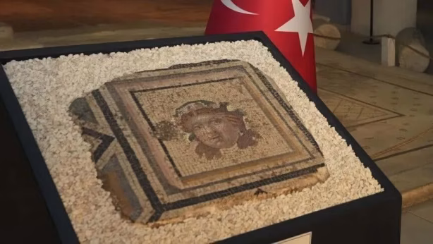 Çingene Kızı Mozaiği'nin 13. paneli Türkiye’de Çingene Kızı Mozaiği'nin 13. paneli Türkiye’de