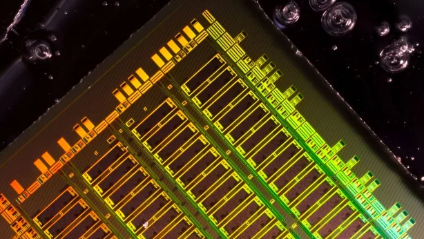 Yapay zeka çipleri için optik bağlantı sistemi: GPU’dan 100 kat hızlı Yapay zeka çipleri için optik bağlantı sistemi: GPU’dan 100 kat hızlı