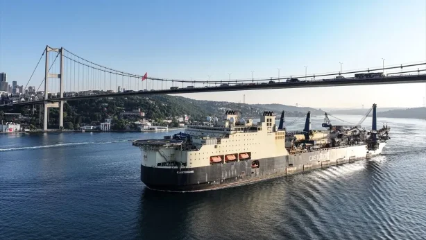 325 metrelik dev Boğaz'dan geçti: Romanya'ya doğru ilerliyor 325 metrelik dev Boğaz'dan geçti: Romanya'ya doğru ilerliyor