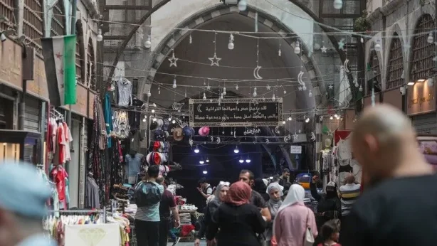 Humus'ta tarihi miras ayağa kalkıyor: Savaşta hasar gören Osmanlı Kapalı Çarşısı yeniden canlanıyor Humus'ta tarihi miras ayağa kalkıyor: Savaşta hasar gören Osmanlı Kapalı Çarşısı yeniden canlanıyor