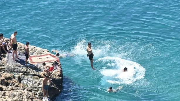 Antalya’da kavurucu sıcak: Kent sakinleri sahillere akın etti Antalya’da kavurucu sıcak: Kent sakinleri sahillere akın etti