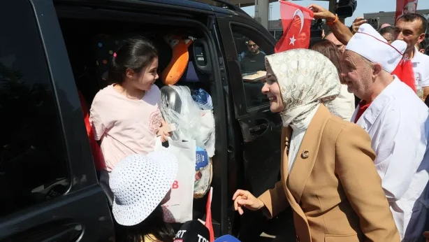 Bakan Göktaş Kapıkule'de gurbetçileri karşıladı Bakan Göktaş Kapıkule'de gurbetçileri karşıladı