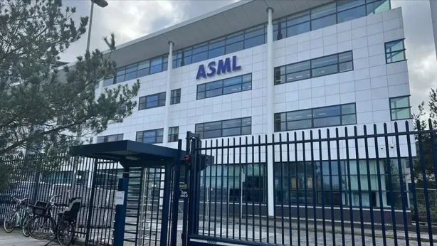 Avrupa tarihinde bir ilk: Hollandalı teknoloji devi ASML 1 trilyon dolarlık piyasa değerine koşuyor Avrupa tarihinde bir ilk: Hollandalı teknoloji devi ASML 1 trilyon dolarlık piyasa değerine koşuyor