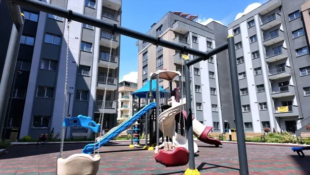 Tuzla'da toplam 263 bağımsız bölüm inşa edildi: Depreme dayanıklı ve modern konutlar hak sahiplerine teslim edildi Tuzla'da toplam 263 bağımsız bölüm inşa edildi: Depreme dayanıklı ve modern konutlar hak sahiplerine teslim edildi