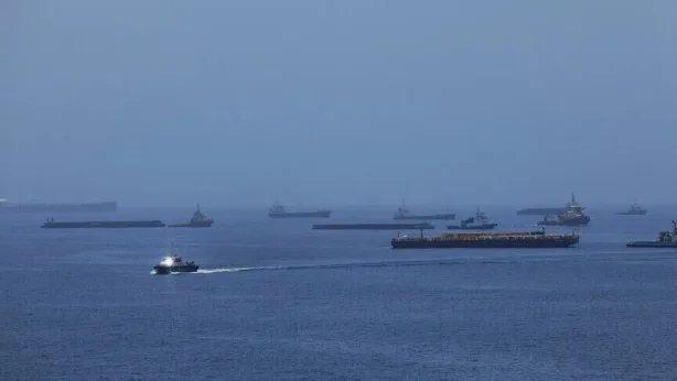 Babülmendep Boğazı'nda tanker trafiği etkileniyor: Deniz taşımacılığında navlun ve sigorta maliyetleri fırladı