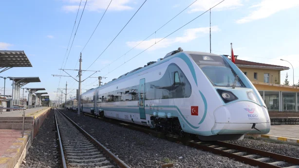 Yolculardan tam not aldı: Milli Elektrikli Tren Halkalı-Uzunköprü hattında ilk seferine çıktı Yolculardan tam not aldı: Milli Elektrikli Tren Halkalı-Uzunköprü hattında ilk seferine çıktı