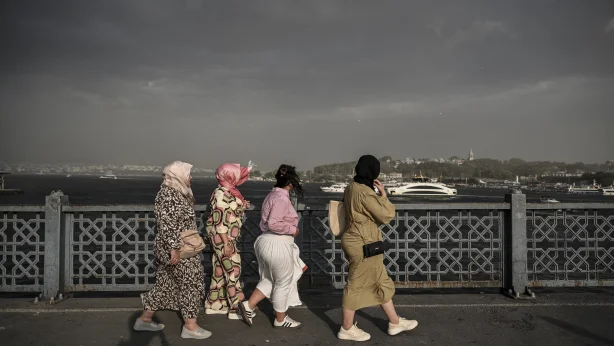 İstanbul'da hava bir anda değişti: Saat 18.45'te başladı: Boğaz sise büründü İstanbul'da hava bir anda değişti: Saat 18.45'te başladı: Boğaz sise büründü