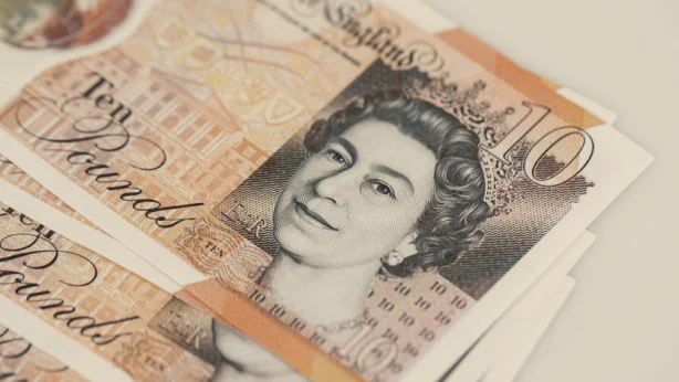 Sterlin, dolar ve euro karşısında 1 haftanın dibinde