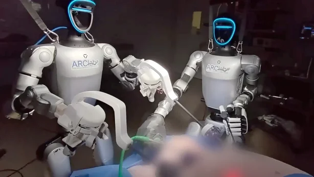 Dünyada ilk kez insansı robotlarla canlı ameliyat yapıldı