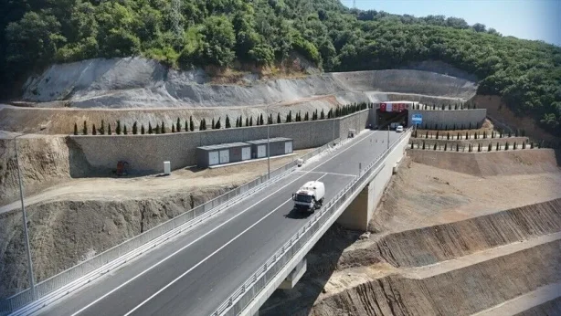 Yolculuk süresi 30 dakikaya düşecek: Yalova Armutlu Yolu yarın hizmete açılacak Yolculuk süresi 30 dakikaya düşecek: Yalova Armutlu Yolu yarın hizmete açılacak
