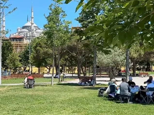 İstanbul'da sıcak havadan bunalanlar sahillere akın etti