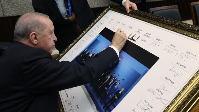 Erdoğan, NATO Zirvesi'ndeki aile fotoğrafını imzaladı