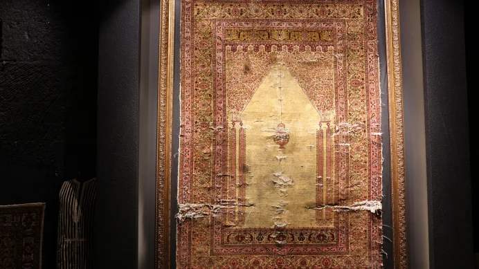 Osmanlı'dan kalan 300 yıllık saf ipek halı Kapadokya'da sergileniyor Osmanlı'dan kalan 300 yıllık saf ipek halı Kapadokya'da sergileniyor