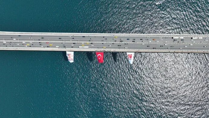 İstanbul Boğazı’ndaki köprülere 15 Temmuz için Türk bayrağı asıldı