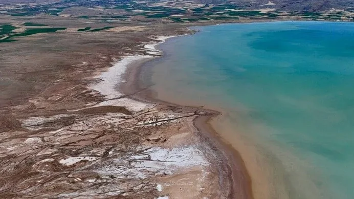 Tuzla Palas Gölü'ndeki tuz hasadına yağış engeli Tuzla Palas Gölü'ndeki tuz hasadına yağış engeli