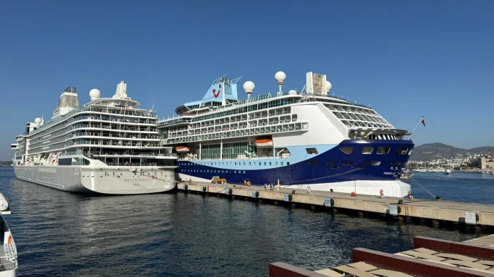 İki kruvaziyer birden yanaştı! 2 bini aşkın turist geldi İki kruvaziyer birden yanaştı! 2 bini aşkın turist geldi