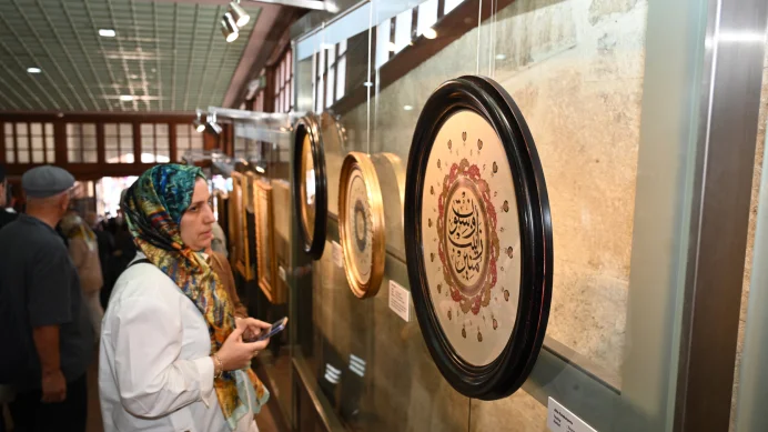 Tezhibin zarafetiyle gönülleri dinlendiriyorlar Tezhibin zarafetiyle gönülleri dinlendiriyorlar