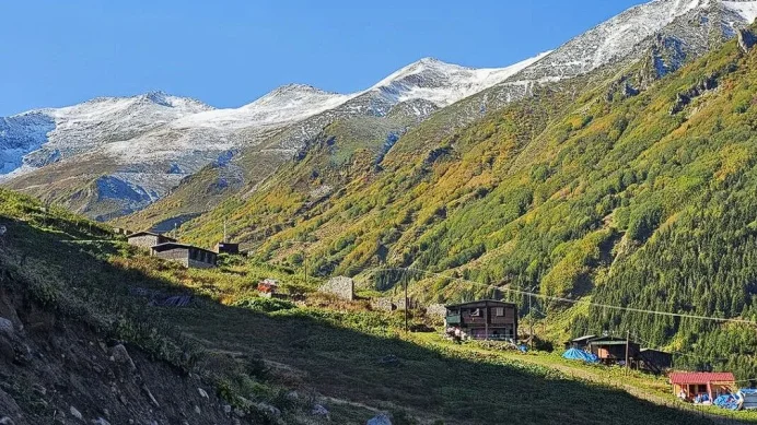 Kaçkar Dağları'nda iki mevsim bir arada yaşanıyor Kaçkar Dağları'nda iki mevsim bir arada yaşanıyor