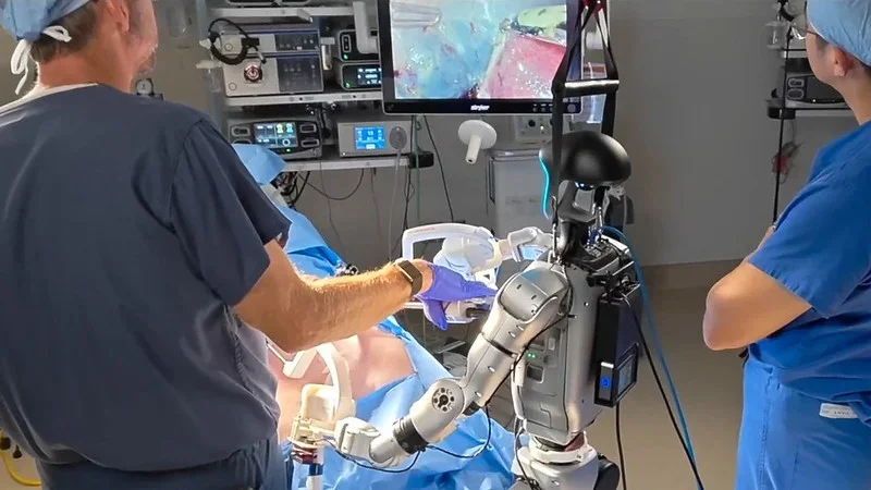 Dünyada ilk kez insansı robotlarla canlı ameliyat yapıldı