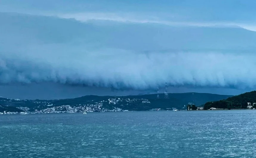 İstanbul'da hava bir anda değişti: Saat 18.45'te başladı: Boğaz sise büründü