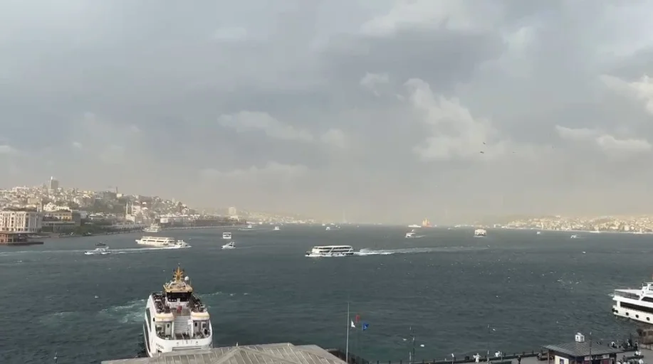 İstanbul'da hava bir anda değişti: Saat 18.45'te başladı: Boğaz sise büründü