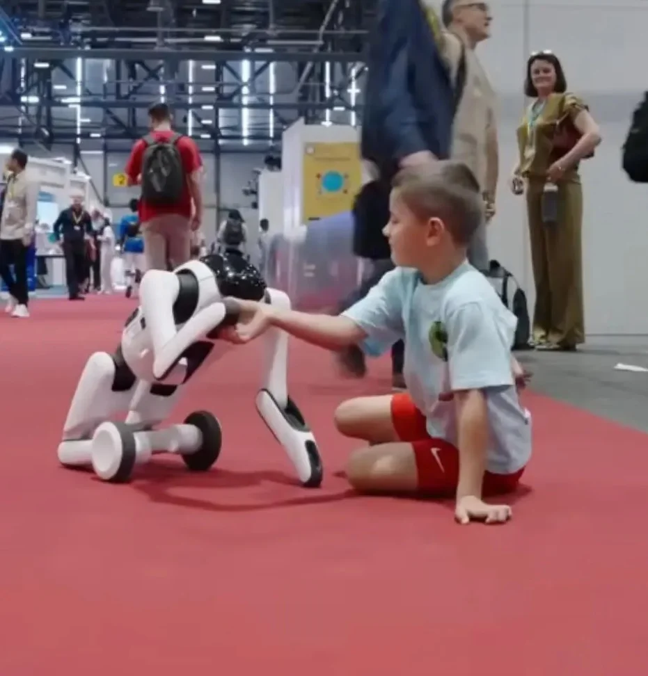 Çinli PrimeBOT'tan dünyanın ilk dönüştürülebilir kişisel robotu