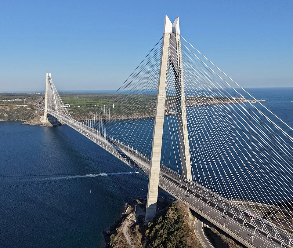İstanbul’un 3. Köprüsü: Avrupa ile Asya arasında stratejik bağlantı Yavuz Sultan Selim Köprüsü, İstanbul Boğazı’nın kuzeyinde Avrupa ve Asya kıtalarını birbirine bağlıyor. Kuzey Marmara Otoyolu ile bütünleşen yapı, hem İstanbul trafiğine alternatif oluşturuyor hem de doğu-batı yönündeki transit taşımacılığı destekliyor.