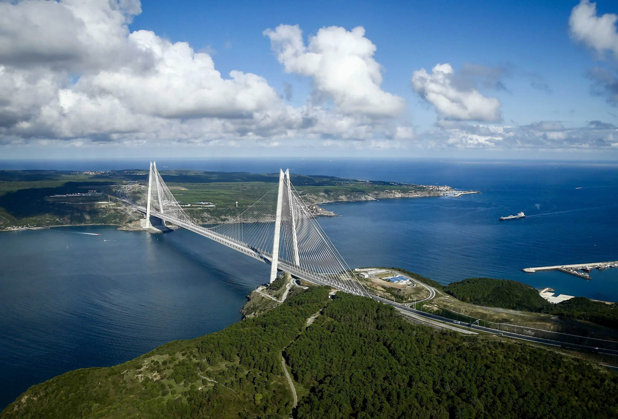 Yavuz Sultan Selim Köprüsü kaç metre? İşte dev yapının ölçüleri Köprünün ana açıklığı 1.408 metre , toplam uzunluğu ise kenar açıklıklarıyla birlikte 2 bin 164 metre . 59 metrelik tabliye genişliği ve 322 metreye ulaşan kuleleri, yapının mühendislik ölçeğini ortaya koyuyor.