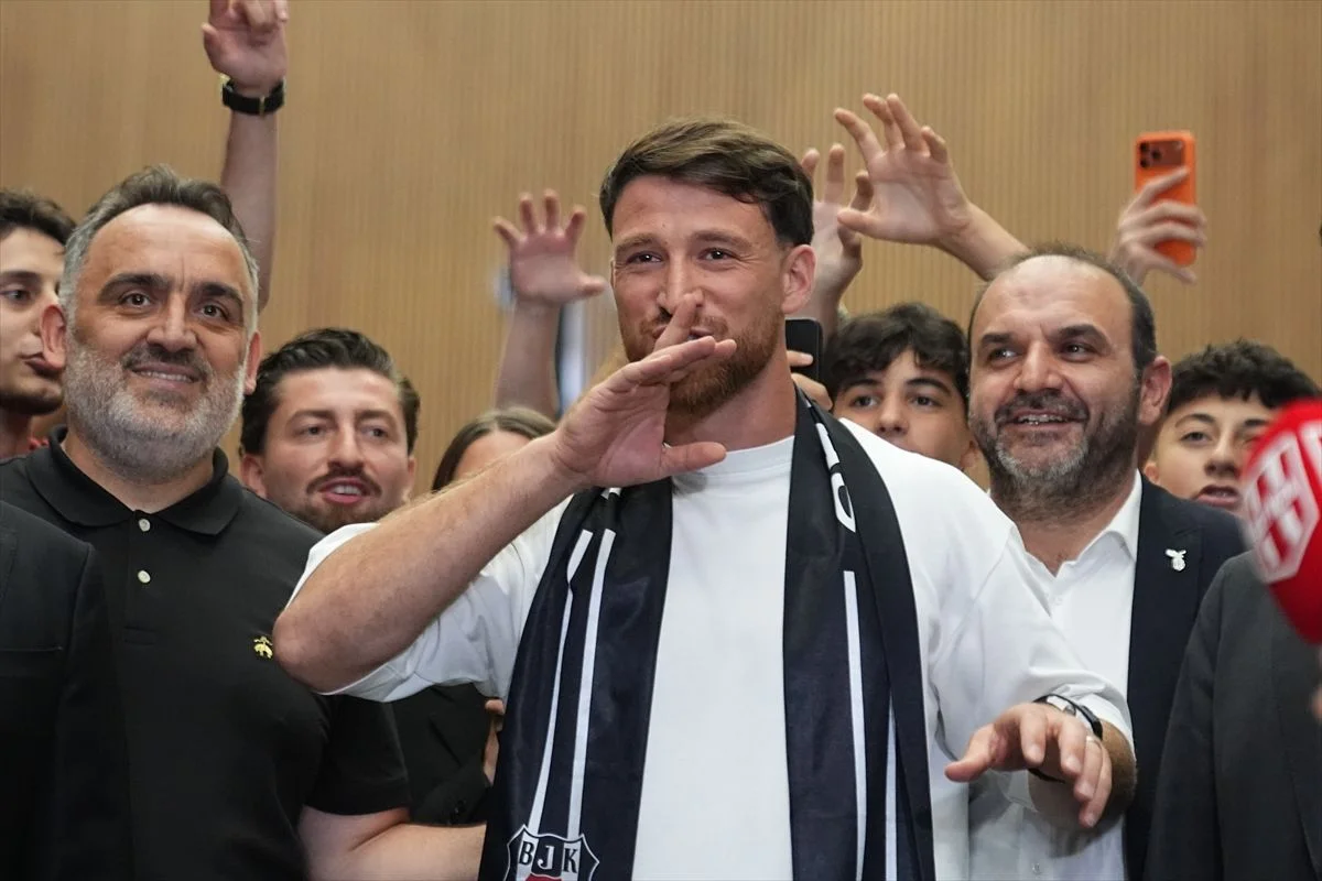 ORTA SAHAYA MİLLİ TAKVİYE: SALİH ÖZCAN Beşiktaş orta sahasını A Milli Futbol Takımı'nın önemli isimlerinden Salih Özcan ile güçlendirdi. Borussia Dortmund ile sözleşmesinin sona ermesinin ardından serbest oyuncu statüsünde bulunan Salih Özcan, Beşiktaş ile 3+1 yıllık sözleşmeye imza attı. Özellikle savunma önündeki mücadele gücü, pres kalitesi, fiziksel direnci ve Bundesliga tecrübesiyle öne çıkan Salih'in, Vincenzo Italiano'nun orta saha planlamasında önemli görev üstlenmesi bekleniyor. Bonservis bedeli ödenmeden gerçekleştirilen transfer, Beşiktaş'ın orta saha rotasyonunu güçlendiren önemli hamlelerden biri oldu.