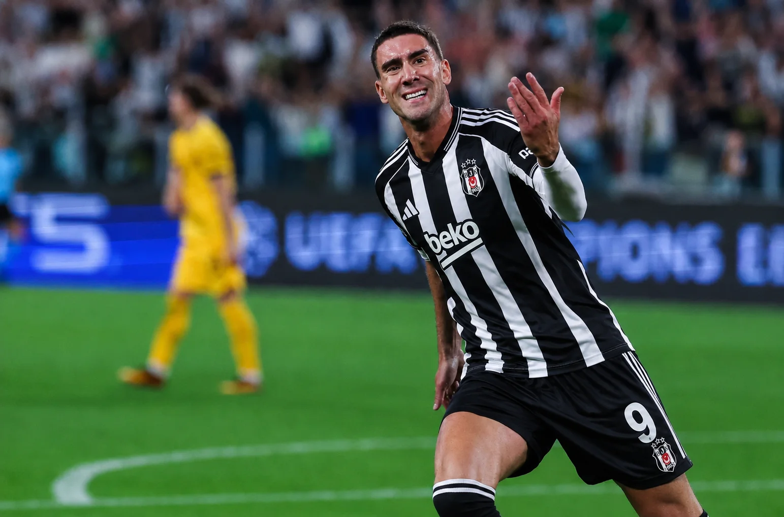 VLAHOVIC TRANSFERİNDE GERİ SAYIM Beşiktaş transfer haberleri son dakika gelişmelerinde gözler Dusan Vlahovic'e çevrildi. Siyah-beyazlı yönetim, santrfor transferinde dünya çapında ses getirecek bir hamle için Sırp yıldızla görüşmelerini sürdürdü. Juventus ile sözleşmesinin sona ermesinin ardından serbest oyuncu statüsüne geçen Vlahovic için Beşiktaş'ın yaptığı teklif Avrupa basınında da geniş yankı buldu. Edinilen bilgilere göre Beşiktaş ile Dusan Vlahovic arasında yürütülen görüşmelerde anlaşma sağlandı. Ancak 11 Ağustos itibarıyla siyah-beyazlı kulüp tarafından transfere ilişkin henüz resm&icirc; açıklama yapılmadı. İtalyan basını da son günlerde transferde Beşiktaş'ın öne çıktığını yazıyor. La Gazzetta dello Sport, Vlahovic'in siyah-beyazlı formayı giymeye önceki döneme göre daha sıcak baktığını ve Beşiktaş'ın oyuncuyu kadrosuna katmak için en kararlı kulüplerden biri olduğunu aktardı. Teknik direktör Vincenzo Italiano'nun da transfer sürecinde aktif rol üstlenmesi dikkat çekiyor. Italiano ile Vlahovic, Fiorentina döneminden birbirini yakından tanıyor.