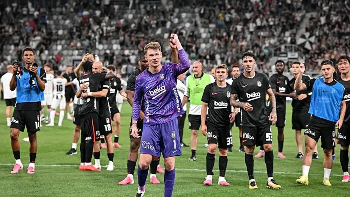 KALEYE AVRUPA TECRÜBESİ: ALEXANDER NÜBEL Beşiktaş kaleci transferinde de dikkat çeken bir hamle yaptı. Bayern Münih ile Alexander Nübel'in bonservisi konusunda anlaşmaya varan siyah-beyazlılar, Alman kaleciyle 2028-2029 sezonunun sonuna kadar 3 yıllık sözleşme imzaladı. Schalke 04, Bayern Münih, Monaco ve Stuttgart tecrübeleri bulunan Nübel, özellikle oyun kurulumundaki yeteneği ve Avrupa futbolundaki deneyimiyle Beşiktaş'ın yeni dönem yapılanmasında önemli bir rol üstlenecek. Beşiktaş'ın kalede yalnızca kısa vadeli değil, istikrarlı ve üst düzey bir çözüm arayışının sonucu olarak gerçekleştirilen Nübel transferi, siyah-beyazlıların yaz dönemindeki en dikkat çekici hamlelerinden biri oldu.