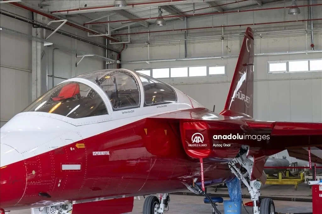 HÜRJET: İspanya için 30 uçaklık yeni dönem Türkiye'nin ilk mill&icirc; jet eğitim uçağı HÜRJET , Avrupa pazarına açılan en önemli havacılık projelerinden biri oldu. İspanya'nın yeni savaş pilotu eğitim sistemi kapsamında 30 HÜRJET'in tedariki programa dahil edildi. Airbus'ın koordinasyonunda yürütülen programda TUSAŞ, HÜRJET'in üreticisi olarak yer alıyor. İlk uçakların İspanya'ya teslimatlarının 2028-2029 döneminde gerçekleştirilmesi planlanıyor. HÜRJET anlaşması, Türk havacılık sanayiinin Avrupa'nın en önemli savunma ve havacılık şirketlerinden Airbus ile küresel ölçekte iş birliğini geliştirmesi açısından da stratejik önem taşıyor.