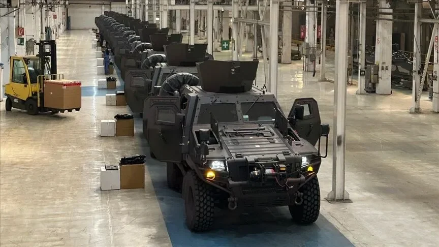 COBRA II: 857 milyon euroluk Avrupa ihracatı Türk kara araçları sanayisinin önemli ihracat ürünlerinden Otokar COBRA II , Avrupa'daki büyük savunma projelerinden birinde yer aldı. Otokar ile Romanya arasında imzalanan sözleşme kapsamında 1.059 adet COBRA II 4x4 zırhlı araç tedarik edilecek. Sözleşmenin toplam büyüklüğü yaklaşık 857 milyon euro . İlk 278 aracın Türkiye'de üretilmesi, kalan bölümün ise teknoloji ve üretim iş birliği kapsamında Romanya'da imal edilmesi planlandı. COBRA II halihazırda 13 ülkede 20'den fazla kullanıcı tarafından kullanılıyor.