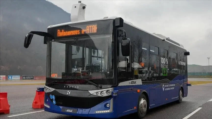 Karsan e-ATAK: Avrupa yollarında Türk elektrikli ve otonom teknolojisi Türkiye'nin elektrikli toplu taşıma teknolojileri de ihracatta dikkat çekici bir performans sergiliyor. Karsan'ın verilerine göre şirket, 2019-2025 döneminde Türkiye'den Avrupa'ya yapılan elektrikli minibüs ve otobüs ihracatının yüzde 80'ini gerçekleştirdi. Şirketin 2025'te ihracat cirosu yüzde 43 artarak 197 milyon euroya ulaştı. Karsan e-ATAK, 2025 yılında Avrupa elektrikli midibüs pazarında yüzde 25 payla segment lideri olurken, şirket elektrikli araçlarını 27 ülkede kullanıma sundu. Level-4 otonom sürüş teknolojisine sahip Autonomous e-ATAK ise Avrupa'da yolcu taşıyan projelerde kullanılıyor.