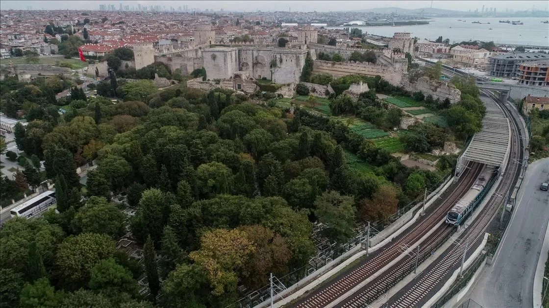 MARMARAY: İKİ KITAYI DENİZİN ALTINDAN BİRLEŞTİRDİ İstanbul'un Avrupa ve Anadolu yakalarını demiryoluyla birbirine bağlayan Marmaray, Türkiye'nin en önemli kent içi ve bölgesel ulaşım projelerinden biri oldu. Gebze-Halkalı hattıyla birlikte yaklaşık 76,6 kilometrelik güzerg&acirc;hta 43 istasyona ulaşan sistem, İstanbul'un iki yakası arasındaki demiryolu ulaşımını kesintisiz hale getirdi. Marmaray'ın kullanım yoğunluğu da projenin ulaşımdaki ağırlığını ortaya koyuyor. Anadolu Ajansı'nın Ekim 2025 tarihli verisine göre Marmaray, hizmete girdiği 2013'ten itibaren 12 yılda 1,4 milyardan fazla yolcuya hizmet verdi. Fotoğraf altı: İstanbul'un Avrupa ve Anadolu yakalarını denizin altından demiryoluyla birbirine bağlayan Marmaray, Gebze-Halkalı hattında 43 istasyonla hizmet veriyor.